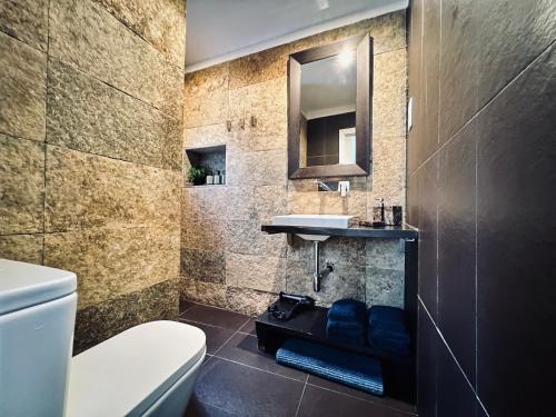 La salle de bains est pourvue de toilettes blanches et d'un lavabo. dans l'établissement Diamond Rooftop & private terrace sea views, à Barcelone