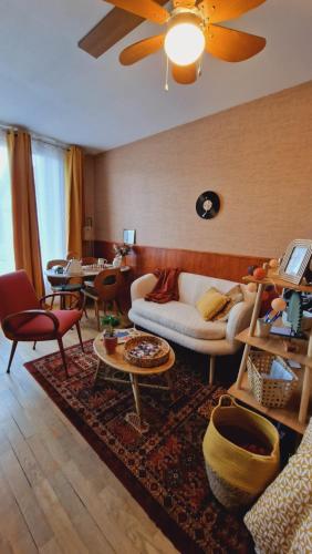 Ruang duduk di Studio 2 pers aux inspirations 60s