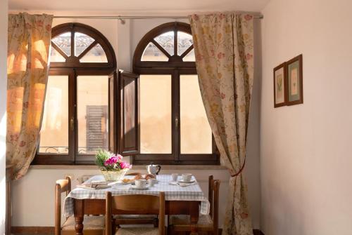- une table dans une chambre avec fenêtre dans l'établissement Ca'Spadolino, à Spello