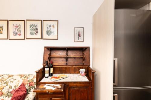 Il comprend une cuisine équipée d'un réfrigérateur et d'une table avec des bouteilles de vin. dans l'établissement Ca'Spadolino, à Spello