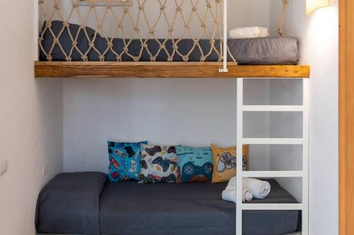 Двухъярусная кровать или двухъярусные кровати в номере Resort family apartament