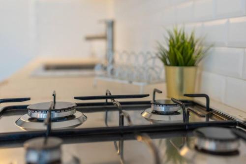 un piano cottura con 4 fornelli in una cucina di Resort family apartament a Porto Istana