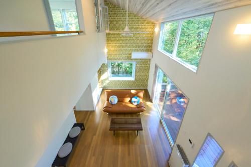 an overhead view of a living room with a couch at Suite Villa Nasukogen Doggy's Ohana in Nasu