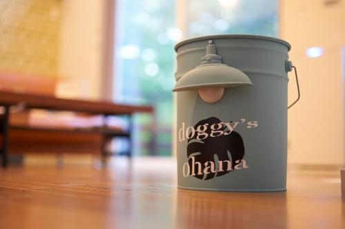 a trash can with a lid on a table at Suite Villa Nasukogen Doggy's Ohana in Nasu
