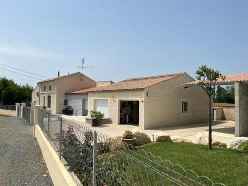 LOCATION MAISON AVEC COTE PRIVATIF