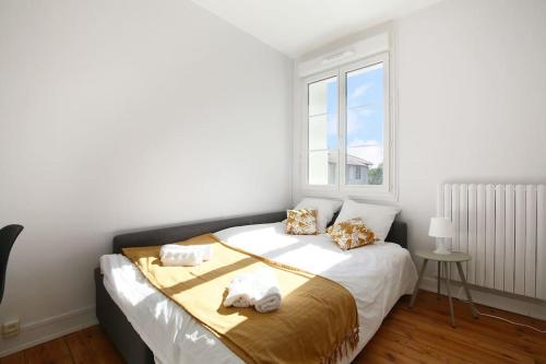 une chambre avec un lit avec des serviettes dessus dans l'établissement Le Rosier - 7 deniers - proche Airbus - Bus direct centre, à Toulouse