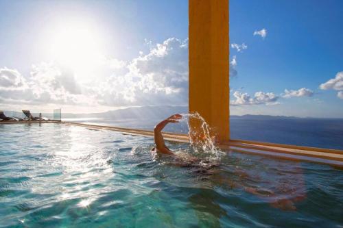 Πισίνα στο ή κοντά στο Seafront Ravdoucha Epavlis Athina Villa - Pool, Gym, Sauna, Private Parking, WiFi