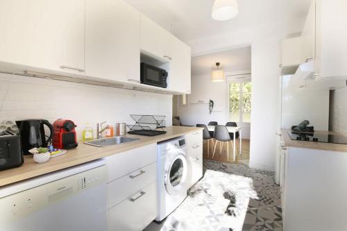 une cuisine blanche avec une machine à laver à l'intérieur dans l'établissement Le Rosier - 7 deniers - proche Airbus - Bus direct centre, à Toulouse