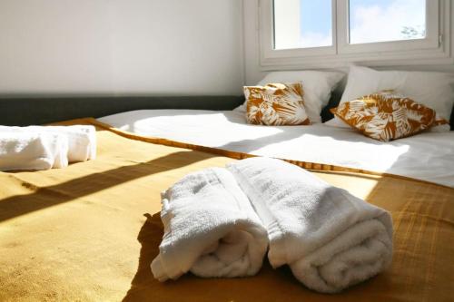 - une chambre avec 2 lits et des serviettes à l'étage dans l'établissement Le Rosier - 7 deniers - proche Airbus - Bus direct centre, à Toulouse