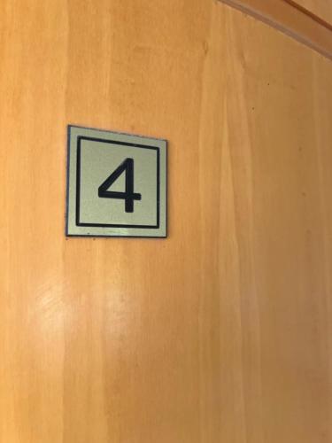 a room with a number four on the wall at Panorama Zimmer und Apartments Lentas in Léntas
