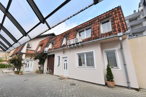 an external view of a house with a glass roof at Prenoćište Dvorište in Novi Sad