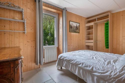 une chambre avec un lit et une fenêtre dans l'établissement 300m de la plage - Les Trois Sources, à Préfailles