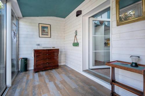 Cette chambre est dotée de murs blancs et de parquet. dans l'établissement 300m de la plage - Les Trois Sources, à Préfailles