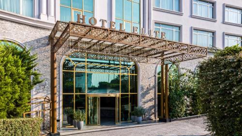 イスタンブールにあるエリート ホテル ドラゴスのホテルのホールを読む看板付きホテルの入り口