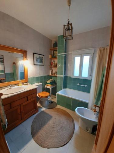 a bathroom with a sink and a tub and a toilet at El sueño de la pintora, al lado de las piscinas in Arenas de San Pedro