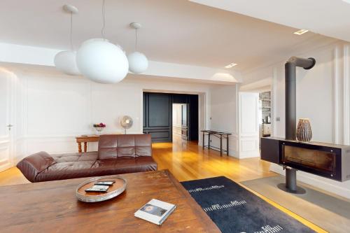 ein Wohnzimmer mit einem Sofa und einem Tisch in der Unterkunft Le N 10 - Apartment of 200 sqm with patio of 35 square meters in Old Town in Annecy
