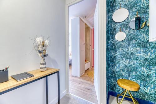 un bureau avec du papier peint bleu et blanc dans l'établissement Ambiance cosy: 4 personnes-wifi fibre-tout équipé, à Grenoble