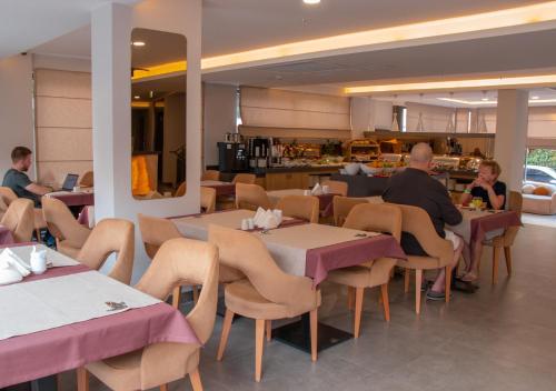 En restaurang eller annat matställe på Peramis Hotel & Spa