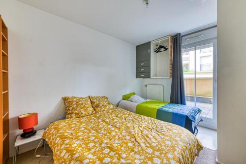 um quarto com 2 camas e uma janela em Le Mendès France - Région parisienne em Vauréal
