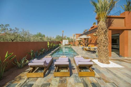 une terrasse avec des chaises longues et une piscine dans l'établissement Villa 3 chambres Piscine - Golf, à Marrakech