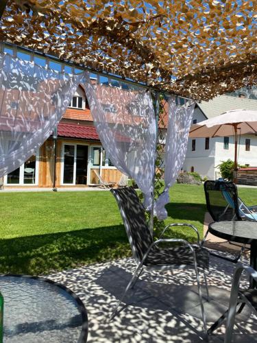 Un jardín fuera de Aparthotel Pr' Jakapč'