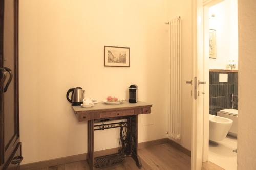 baño con mesa y cafetera en Merli's Nest, en Ferrara