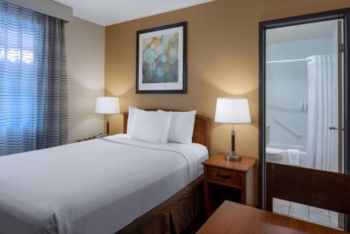 Un ou plusieurs lits dans un hébergement de l'établissement Days Inn by Wyndham Encinitas Moonlight Beach