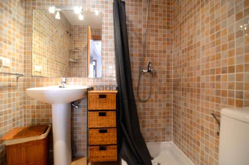 une salle de bain avec une douche, un lavabo et une baignoire dans l'établissement PINIMAR B 3-4, à L'Estartit