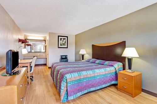 Televisyen dan/atau pusat hiburan di Super 8 by Wyndham Fredericksburg
