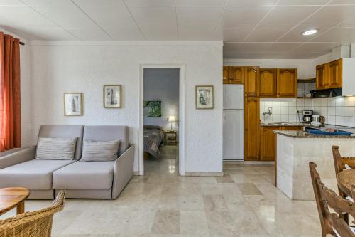 a living room with a couch and a kitchen at Art- Apartamentos Revilla Tacke H in Empuriabrava