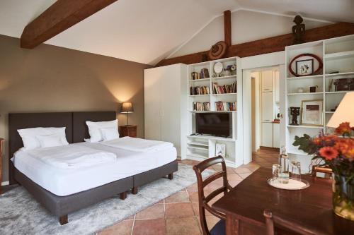 Postel nebo postele na pokoji v ubytování Gutshotel Baron Knyphausen