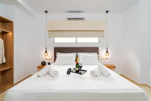une chambre avec un grand lit avec des draps blancs dans l'établissement Luxury Suite in Downtown, à Héraklion