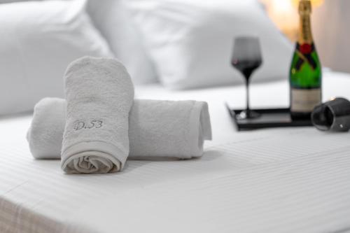Un ou plusieurs lits dans un hébergement de l'établissement Luxury Suite in Downtown