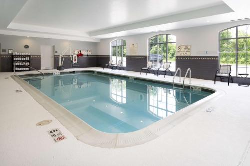 Bazén v ubytování Homewood Suites by Hilton Rochester/Greece, NY nebo v jeho okolí
