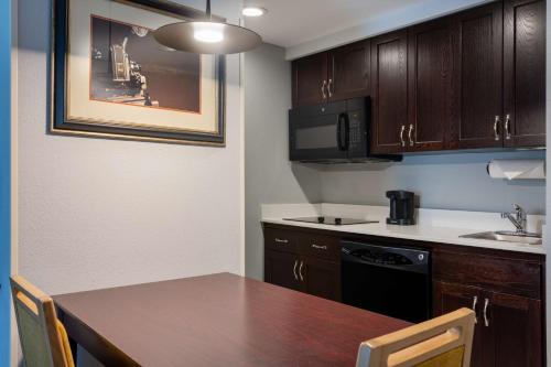 Kuchyň nebo kuchyňský kout v ubytování Homewood Suites by Hilton Rochester/Greece, NY