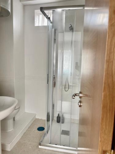 a shower with a glass door in a bathroom at Alojamiento céntrico en Cangas in Cangas de Morrazo