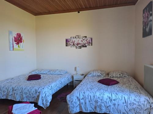 2 camas en una habitación con sábanas azules en La Garenne en Virazeil