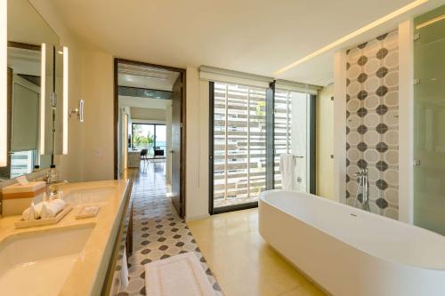 uma grande casa de banho com uma grande banheira e um lavatório em Andaz Mayakoba - a concept by Hyatt em Playa del Carmen