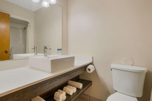 Quality Inn Richfield I-70にあるバスルーム