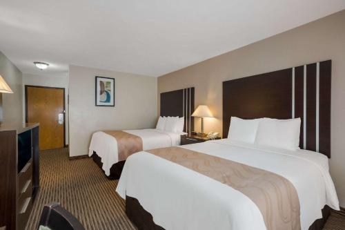 Quality Inn Richfield I-70にあるベッド