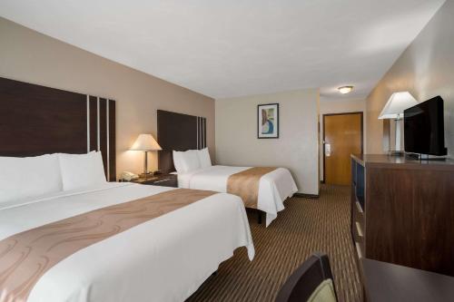 Quality Inn Richfield I-70にあるベッド