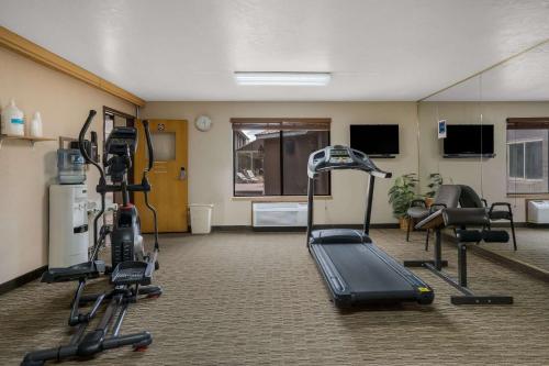Quality Inn Richfield I-70にあるフィットネスセンターまたはフィットネス設備