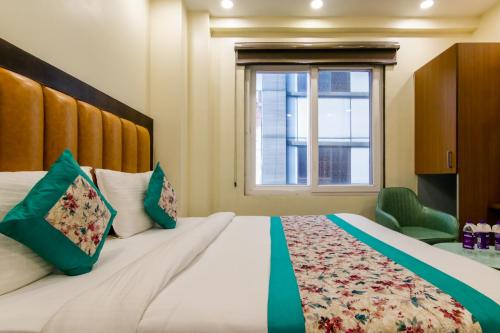 1 dormitorio con 1 cama grande y ventana en Hotel Royal Rosette Unit By Silver Shine, en Nueva Delhi