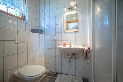 ein Bad mit einem WC und einem Waschbecken in der Unterkunft Turnerhof in Millstatt