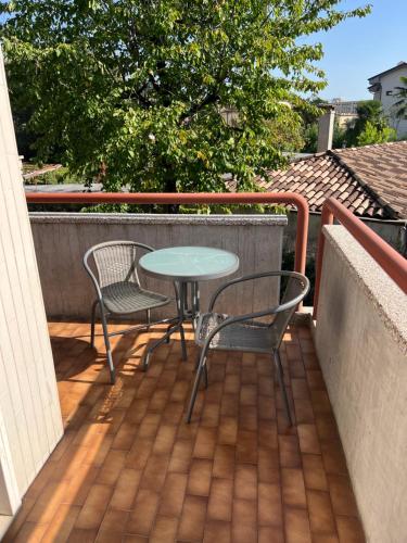 een patio met 2 stoelen en een tafel op een balkon bij Ca’ Uccelli-Stupendo Appartamento 5 min da Venezia in Marghera