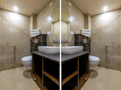 baño con lavabo y 2 aseos en Hotel Royal Rosette Unit By Silver Shine en Nueva Delhi