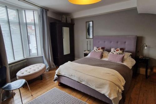 ein Schlafzimmer mit einem großen Bett und einem großen Fenster in der Unterkunft Stylish townhouse 15 mins to Laines & Seafront in Brighton & Hove