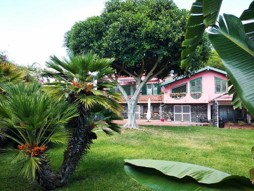 Villa in east Sicily with large garden between Etna and sea Taormina 20 min