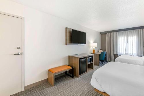 Letto o letti in una camera di Comfort Inn & Suites Louisville Airport Fair & Expo