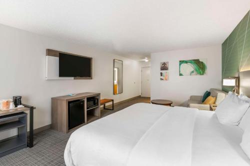 Letto o letti in una camera di Comfort Inn & Suites Louisville Airport Fair & Expo